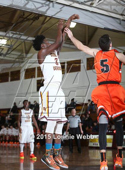 Thumbnail 3 in Mamaroneck vs Mt. Vernon (Coaches vs Cancer Super Classic) photogallery.
