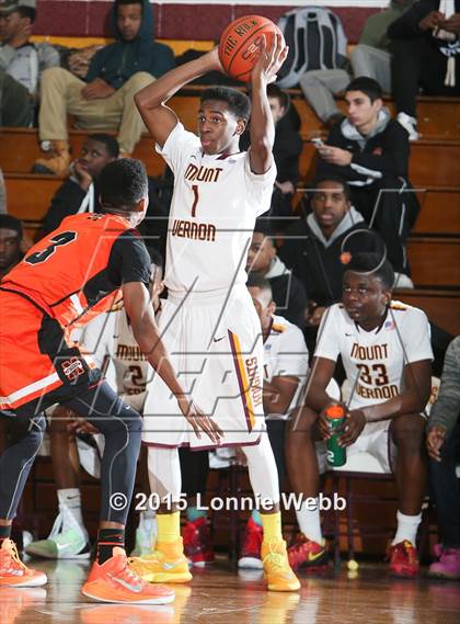 Thumbnail 2 in Mamaroneck vs Mt. Vernon (Coaches vs Cancer Super Classic) photogallery.