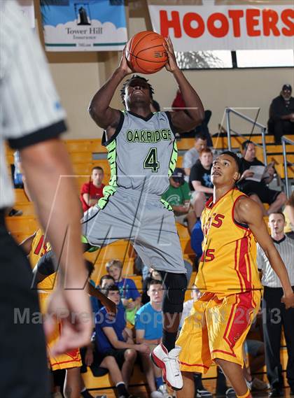 Thumbnail 2 in Oak Ridge vs. Yates (City of Palms Classic) photogallery.