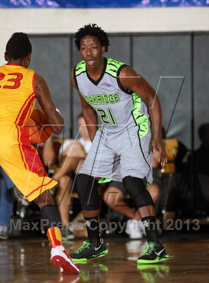 Thumbnail 2 in Oak Ridge vs. Yates (City of Palms Classic) photogallery.