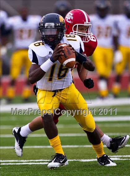 Thumbnail 3 in El Campo vs. La Marque (4A Region 3 Bi-District Playoffs) photogallery.