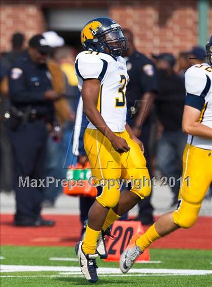 Thumbnail 3 in El Campo vs. La Marque (4A Region 3 Bi-District Playoffs) photogallery.