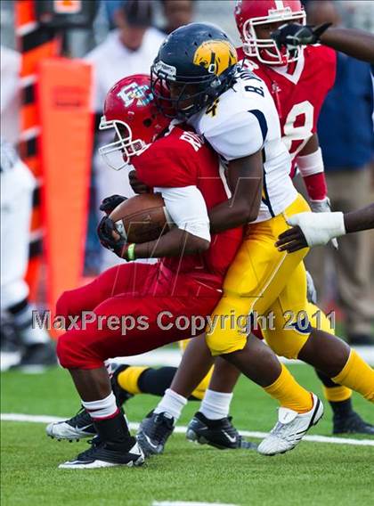 Thumbnail 2 in El Campo vs. La Marque (4A Region 3 Bi-District Playoffs) photogallery.
