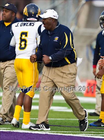 Thumbnail 2 in El Campo vs. La Marque (4A Region 3 Bi-District Playoffs) photogallery.