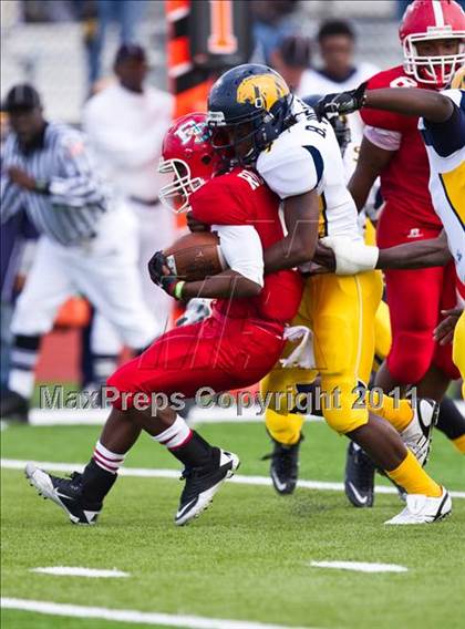Thumbnail 3 in El Campo vs. La Marque (4A Region 3 Bi-District Playoffs) photogallery.