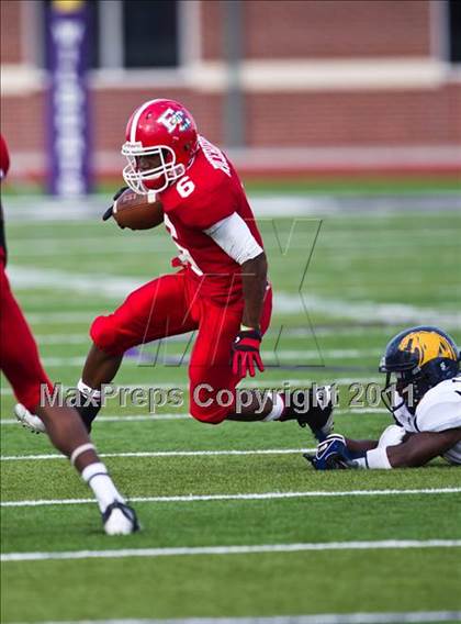 Thumbnail 3 in El Campo vs. La Marque (4A Region 3 Bi-District Playoffs) photogallery.