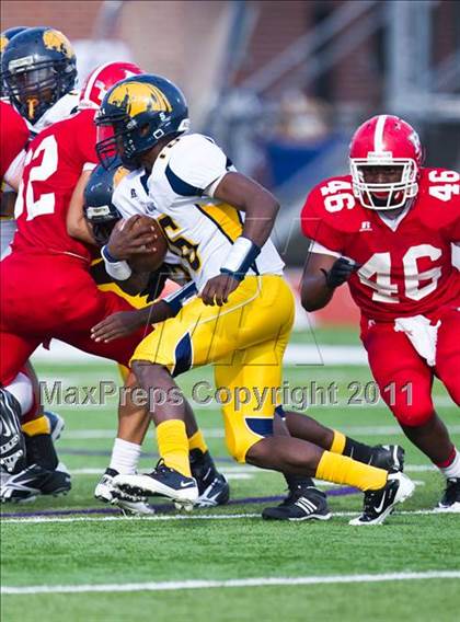 Thumbnail 3 in El Campo vs. La Marque (4A Region 3 Bi-District Playoffs) photogallery.