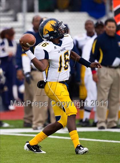 Thumbnail 3 in El Campo vs. La Marque (4A Region 3 Bi-District Playoffs) photogallery.