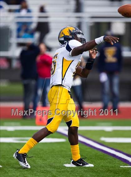 Thumbnail 2 in El Campo vs. La Marque (4A Region 3 Bi-District Playoffs) photogallery.