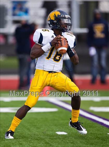 Thumbnail 3 in El Campo vs. La Marque (4A Region 3 Bi-District Playoffs) photogallery.