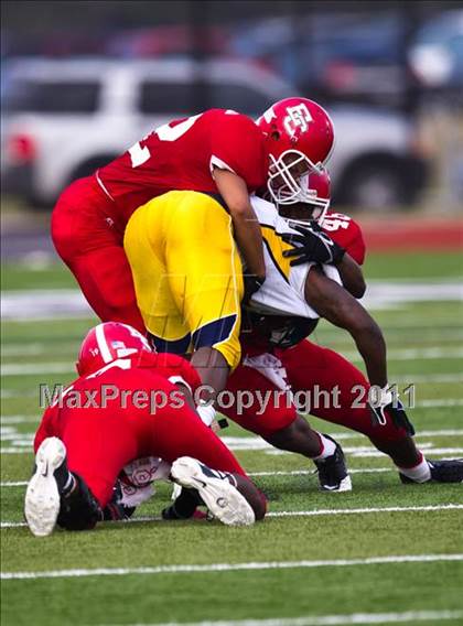 Thumbnail 3 in El Campo vs. La Marque (4A Region 3 Bi-District Playoffs) photogallery.