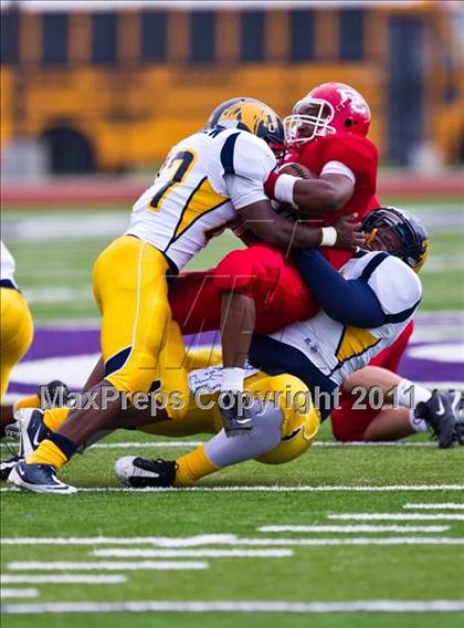Thumbnail 3 in El Campo vs. La Marque (4A Region 3 Bi-District Playoffs) photogallery.