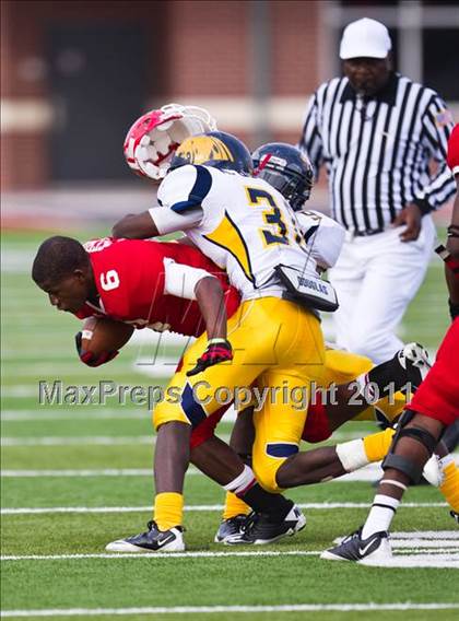 Thumbnail 2 in El Campo vs. La Marque (4A Region 3 Bi-District Playoffs) photogallery.