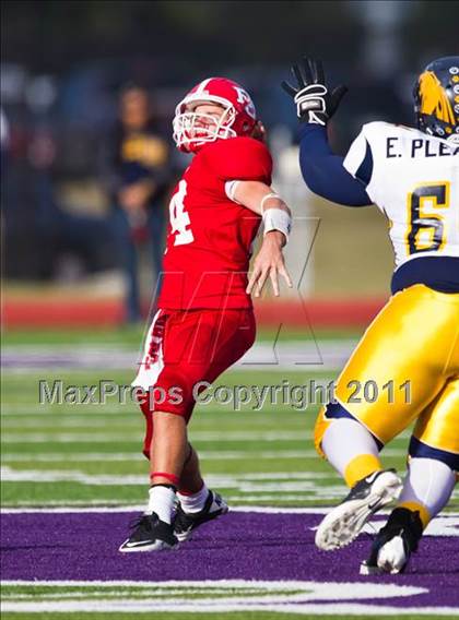 Thumbnail 3 in El Campo vs. La Marque (4A Region 3 Bi-District Playoffs) photogallery.