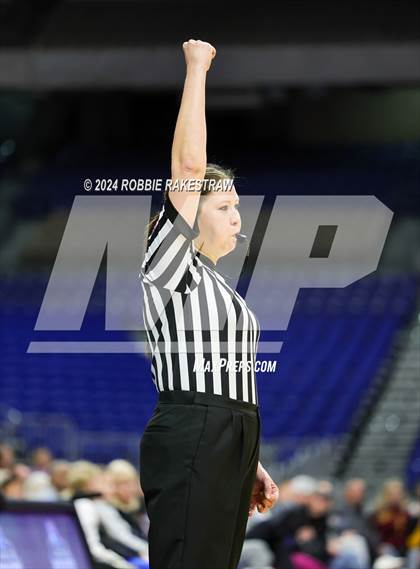 Thumbnail 2 in Huntington vs. Columbus (UIL 3A Basketball Semifinal) photogallery.