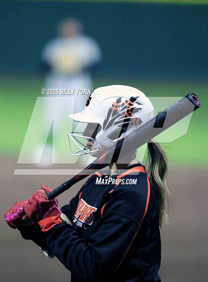 Thumbnail 3 in Grand Saline vs Longview photogallery.