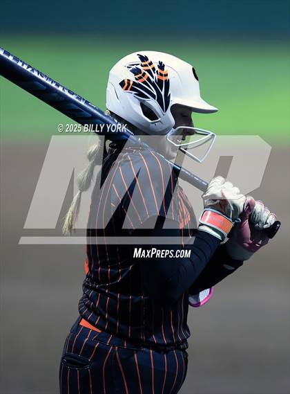 Thumbnail 1 in Grand Saline vs Longview photogallery.