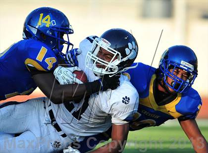 Thumbnail 2 in Loyola vs. Crenshaw photogallery.