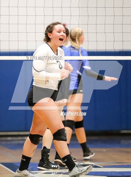 Thumbnail 2 in Frontier vs. Tehachapi photogallery.