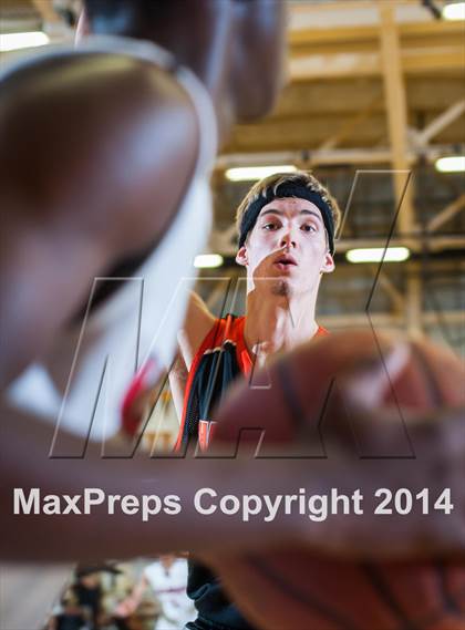 Thumbnail 2 in Half Moon Bay vs. Salesian (CIF NorCal Regional D4 Semifinal) photogallery.