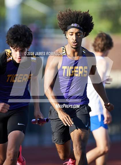 Thumbnail 2 in FHSAA District 3-2A (4 x 400 Relay) photogallery.