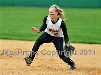 Thumbnail 2 in Columbia vs Mountain Home (4A District Playoff) photogallery.