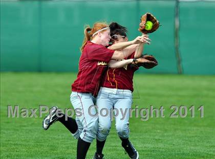 Thumbnail 2 in Columbia vs Mountain Home (4A District Playoff) photogallery.