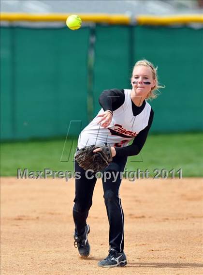 Thumbnail 3 in Columbia vs Mountain Home (4A District Playoff) photogallery.