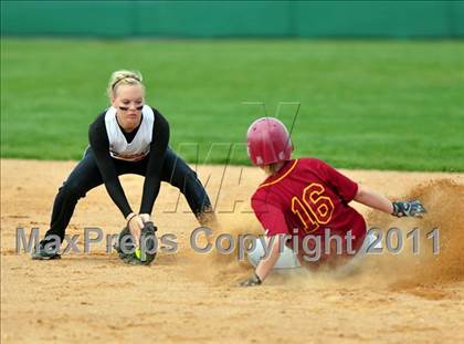 Thumbnail 3 in Columbia vs Mountain Home (4A District Playoff) photogallery.