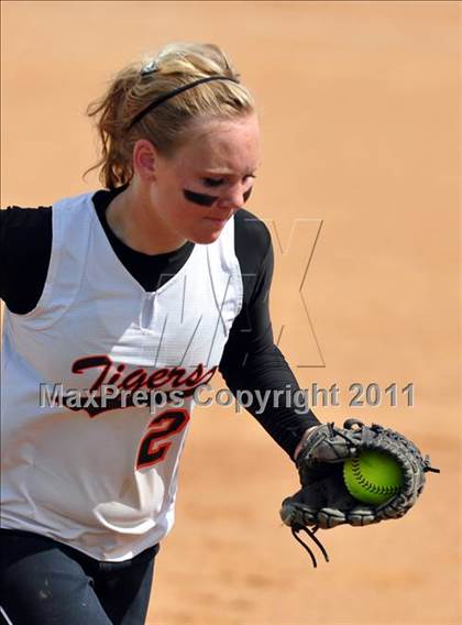 Thumbnail 2 in Columbia vs Mountain Home (4A District Playoff) photogallery.