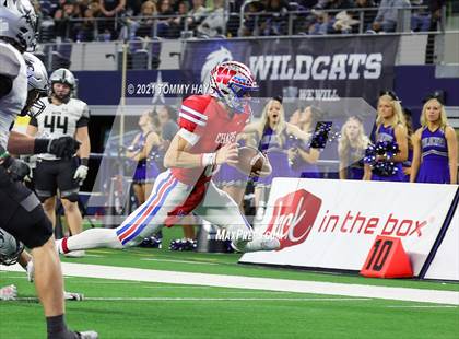 Thumbnail 3 in Westlake vs. Guyer (UIL Football 6A D2 Finals) photogallery.