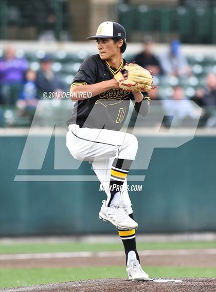 Thumbnail 3 in De La Salle @ St. Laurence (IHSA 3A Super-Sectional) photogallery.