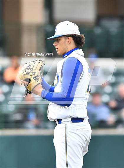 Thumbnail 3 in De La Salle @ St. Laurence (IHSA 3A Super-Sectional) photogallery.