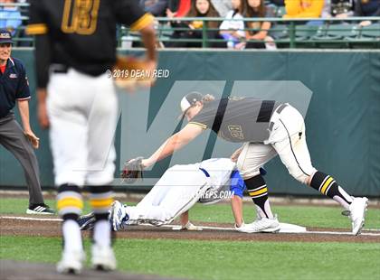 Thumbnail 3 in De La Salle @ St. Laurence (IHSA 3A Super-Sectional) photogallery.