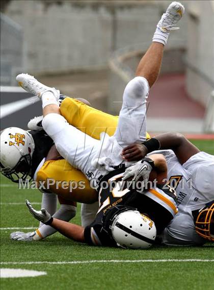 Thumbnail 3 in Upper Arlington vs. Springfield (Kirk Herbstreit National Kickoff Classic) photogallery.
