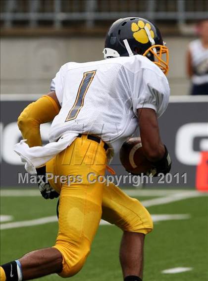 Thumbnail 2 in Upper Arlington vs. Springfield (Kirk Herbstreit National Kickoff Classic) photogallery.