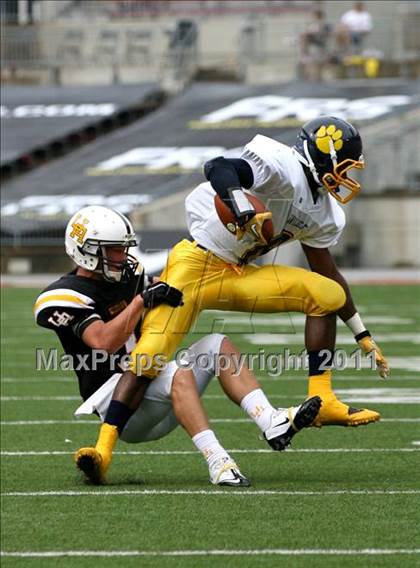 Thumbnail 2 in Upper Arlington vs. Springfield (Kirk Herbstreit National Kickoff Classic) photogallery.
