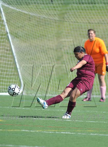 Thumbnail 3 in Kent Denver vs. Alamosa (CHSSA 3A 1st Round) photogallery.