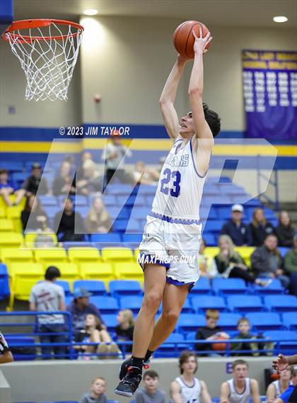 Thumbnail 3 in Lipan vs Uplift Elevate (Lipan HD Howard Classic) photogallery.
