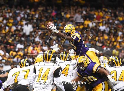 Thumbnail 2 in St. James vs. Lutcher (LHSAA Class 3A Final) photogallery.