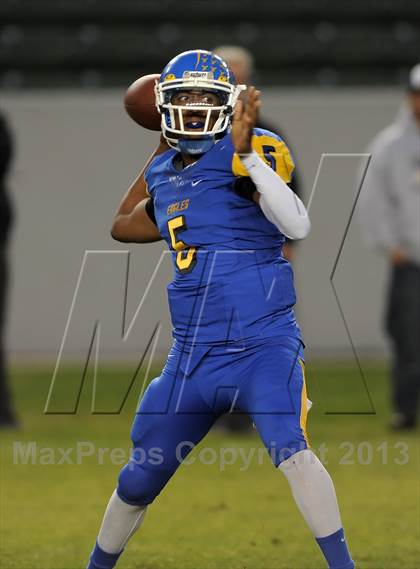 Thumbnail 3 in Central Catholic vs. Bakersfield Christian (CIF State D4 Final) photogallery.