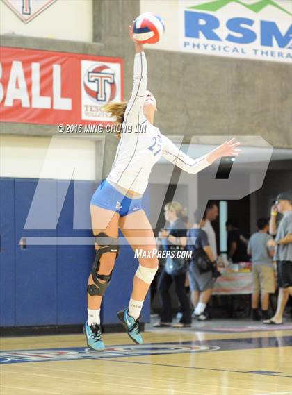 Thumbnail 3 in Dana Hills vs. Mission Viejo (OC Varsity Classic) photogallery.