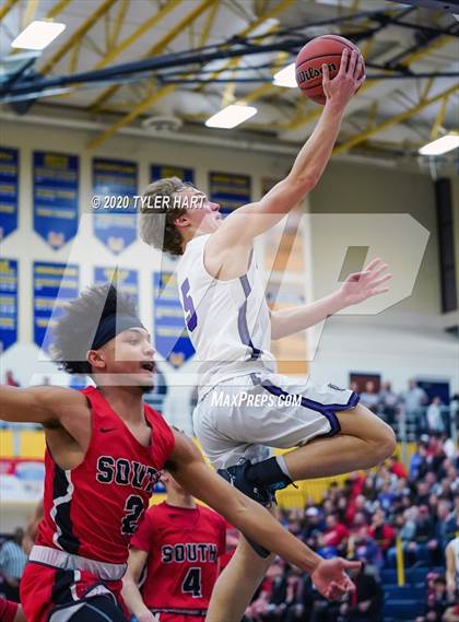 Thumbnail 2 in Terre Haute South Vigo vs. Brownsburg (IHSAA 4A Sectional Semifinal) photogallery.