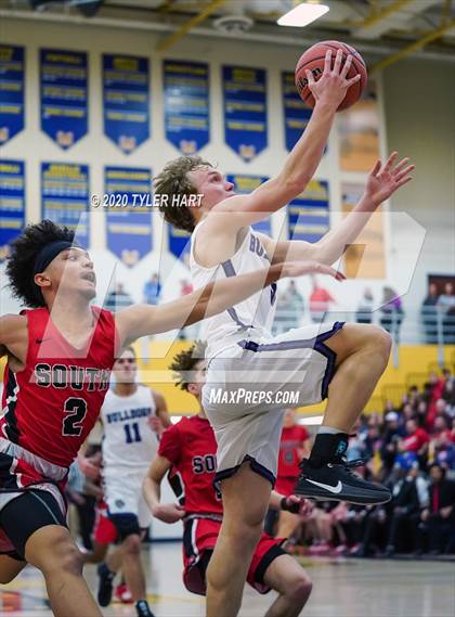 Thumbnail 1 in Terre Haute South Vigo vs. Brownsburg (IHSAA 4A Sectional Semifinal) photogallery.