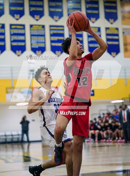 Thumbnail 3 in Terre Haute South Vigo vs. Brownsburg (IHSAA 4A Sectional Semifinal) photogallery.