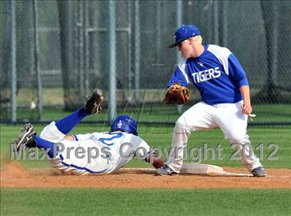 Thumbnail 3 in Sunnyvale vs. Gunter (UIL 2A Region 2 semifinals) photogallery.