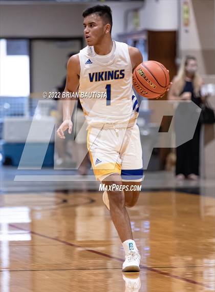 Thumbnail 1 in 'Iolani vs Hilo (HHSAA D1 Quarterfinal Playoff) photogallery.