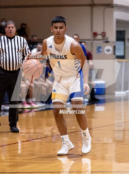Thumbnail 3 in 'Iolani vs Hilo (HHSAA D1 Quarterfinal Playoff) photogallery.