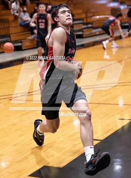 Thumbnail 3 in 'Iolani vs Hilo (HHSAA D1 Quarterfinal Playoff) photogallery.