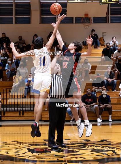 Thumbnail 1 in 'Iolani vs Hilo (HHSAA D1 Quarterfinal Playoff) photogallery.
